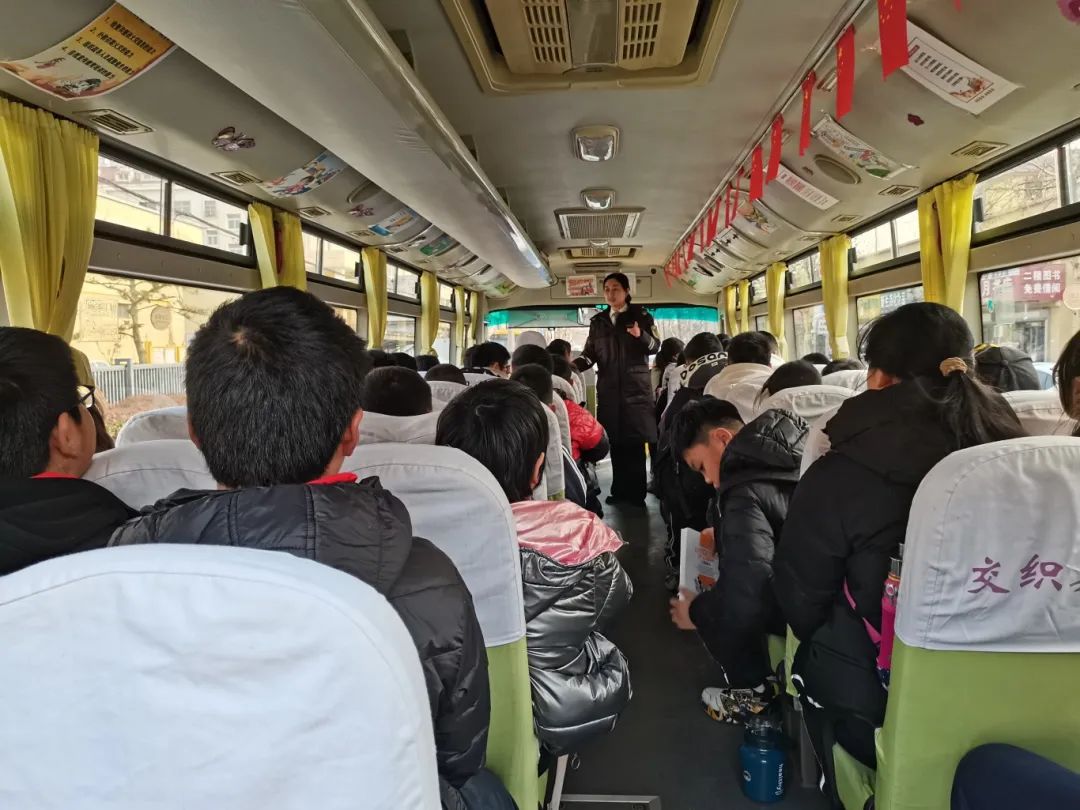 校車疏散常演練 平安出行永相伴——黃山小學(xué)2024年開展校車疏散演練活動(dòng)