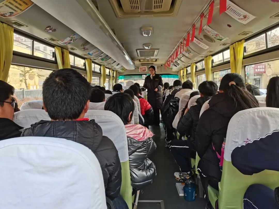 校車疏散常演練 平安出行永相伴——黃山小學(xué)2024年開展校車疏散演練活動(dòng)