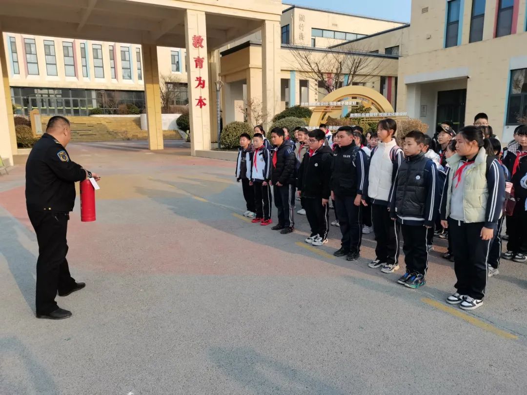 校車疏散常演練 平安出行永相伴——黃山小學(xué)2024年開展校車疏散演練活動(dòng)