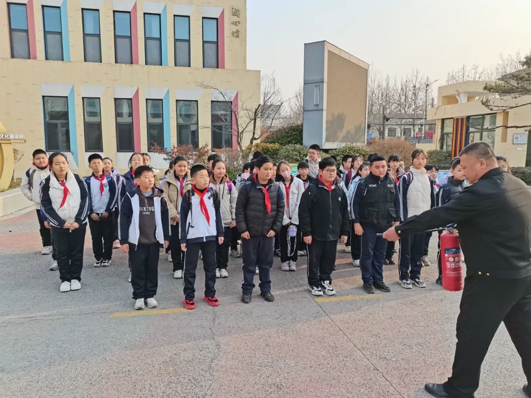 校車疏散常演練 平安出行永相伴——黃山小學(xué)2024年開展校車疏散演練活動(dòng)