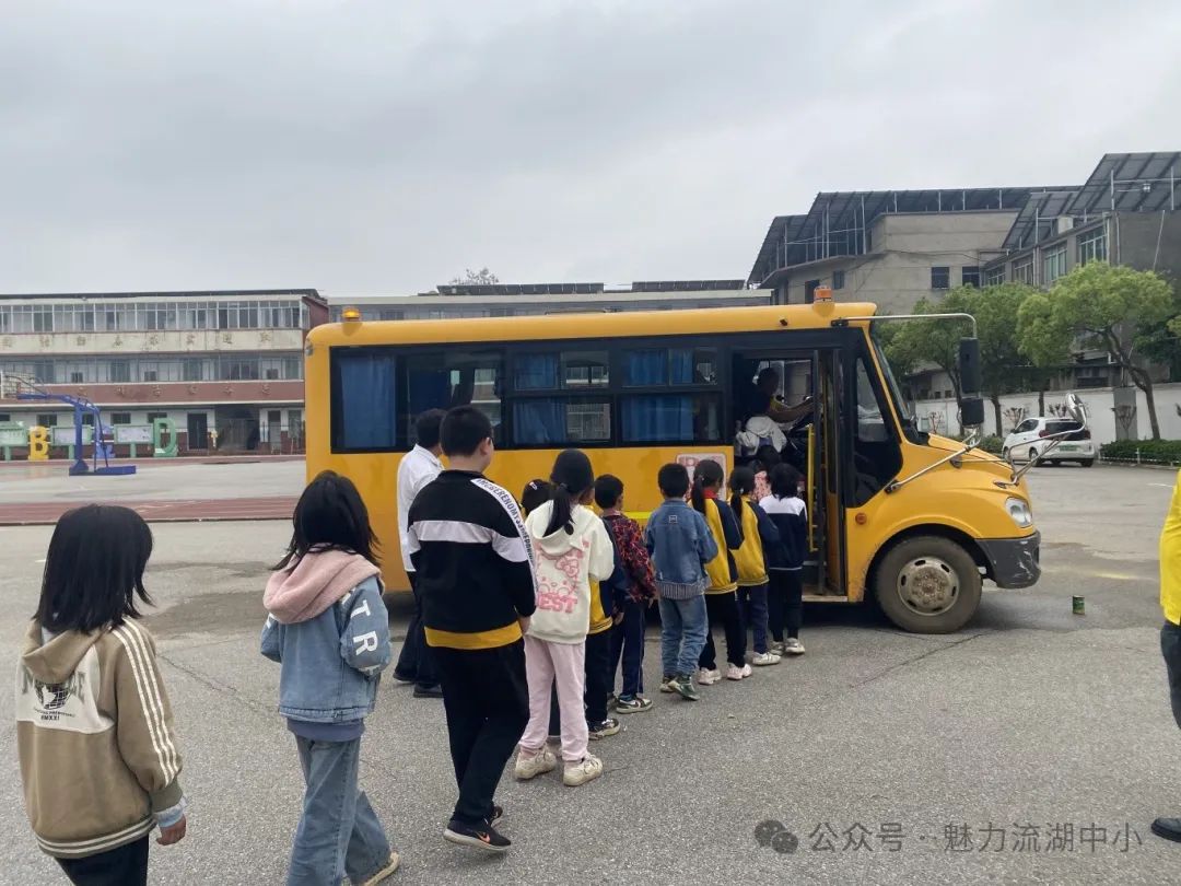 以演筑防 安全護航 | 紅谷灘區(qū)流湖中心小學開展校車應急逃生演練活動