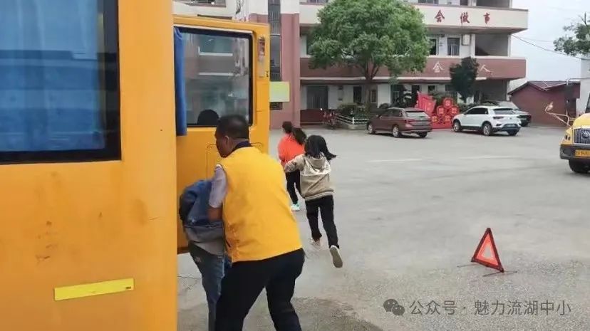 以演筑防 安全護航 | 紅谷灘區(qū)流湖中心小學開展校車應急逃生演練活動