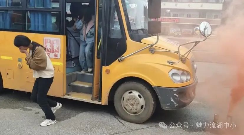 以演筑防 安全護航 | 紅谷灘區(qū)流湖中心小學開展校車應急逃生演練活動