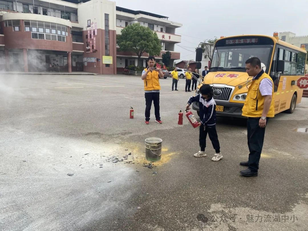 以演筑防 安全護航 | 紅谷灘區(qū)流湖中心小學開展校車應急逃生演練活動