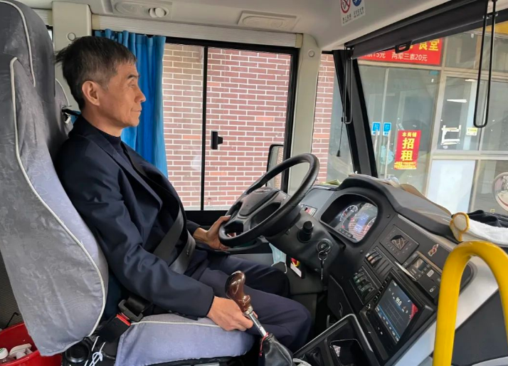 “為愛護航，校車安全伴我行”——上海松江區玉樹幼兒園校車安全應急演練活動