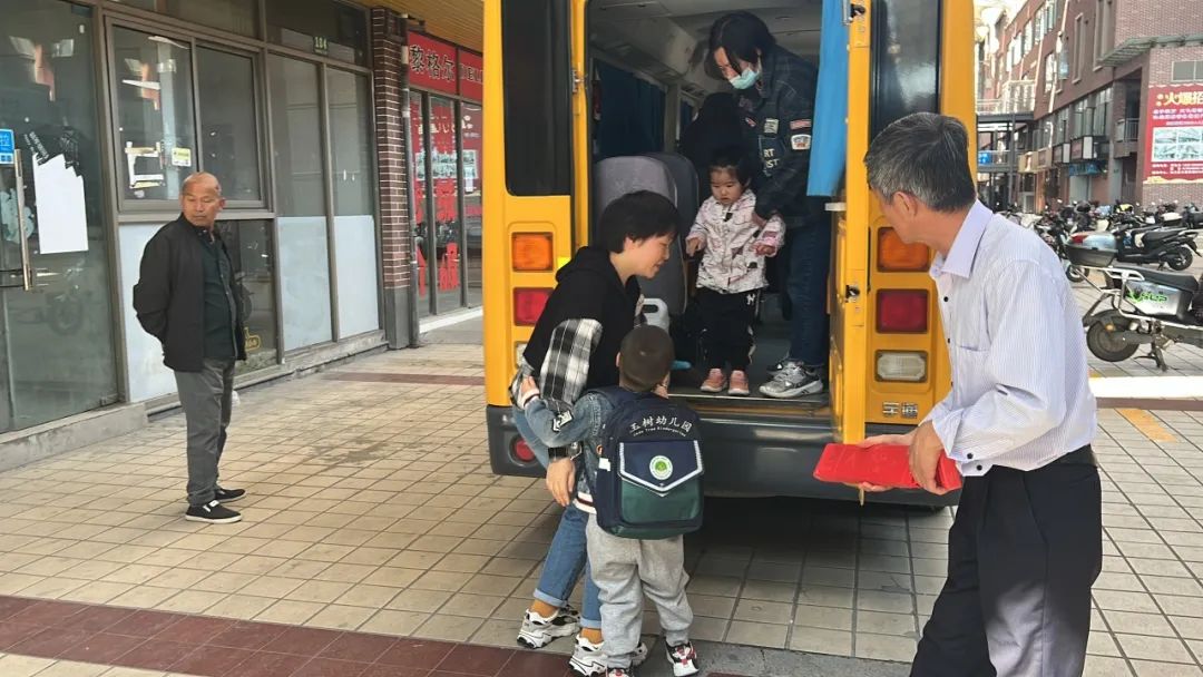 “為愛護航，校車安全伴我行”——上海松江區玉樹幼兒園校車安全應急演練活動