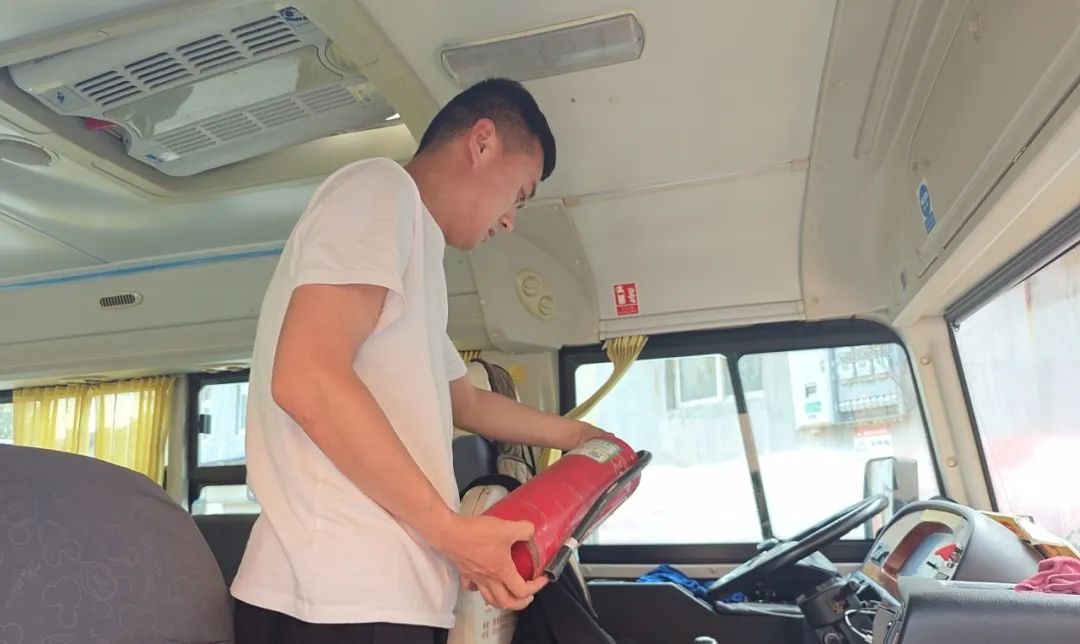 冠縣東古城鎮(zhèn)聯(lián)合校各校開展校車安全排查專項活動
