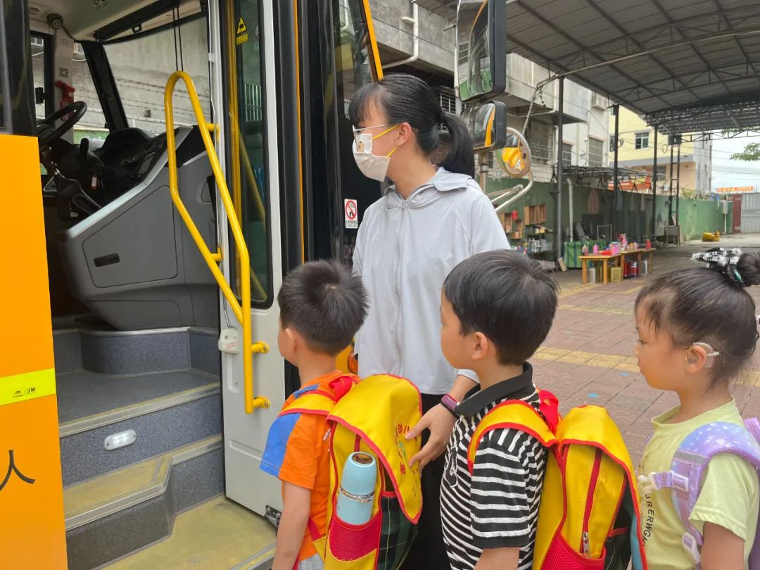 安全乘校車 平安伴我行——大嶺金色未來幼兒園校車消防應(yīng)急演練