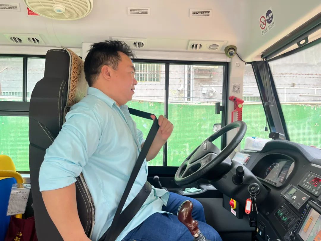 安全乘校車 平安伴我行——大嶺金色未來幼兒園校車消防應(yīng)急演練