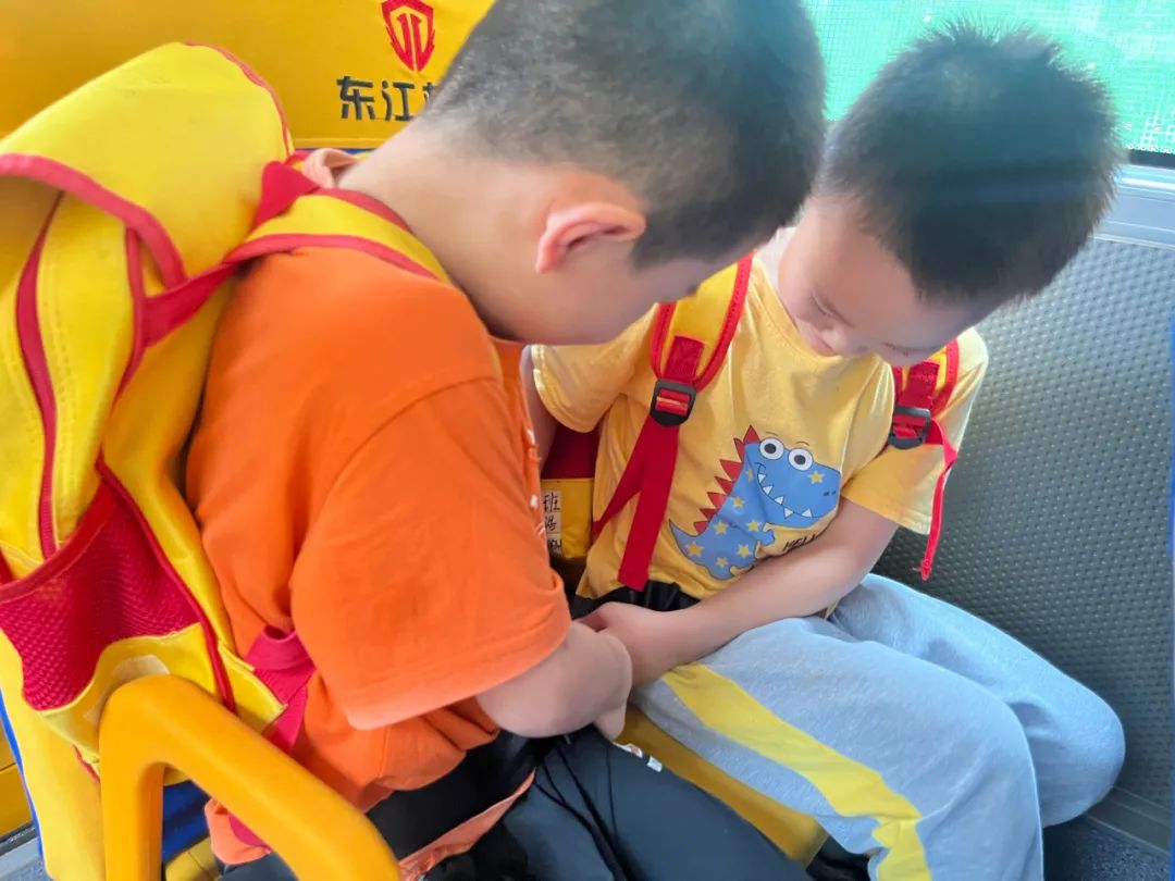 安全乘校車 平安伴我行——大嶺金色未來幼兒園校車消防應(yīng)急演練