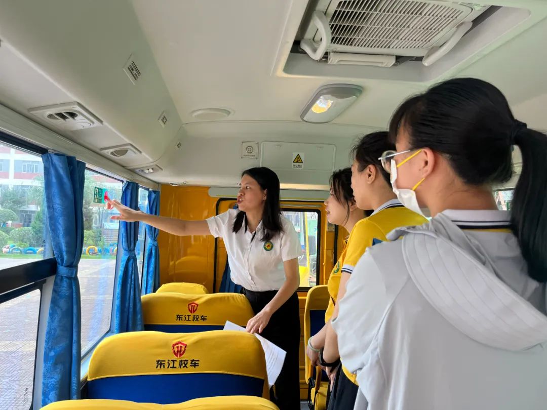 安全乘校車 平安伴我行——大嶺金色未來幼兒園校車消防應(yīng)急演練