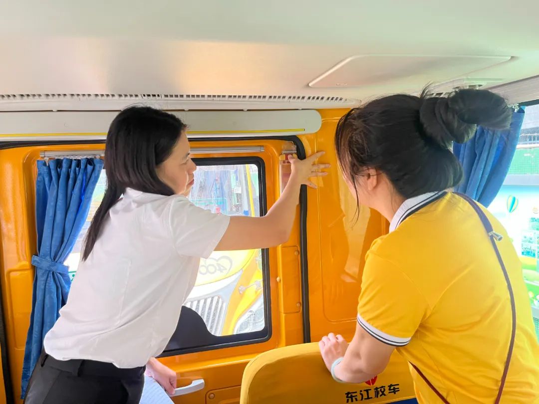 安全乘校車 平安伴我行——大嶺金色未來幼兒園校車消防應(yīng)急演練
