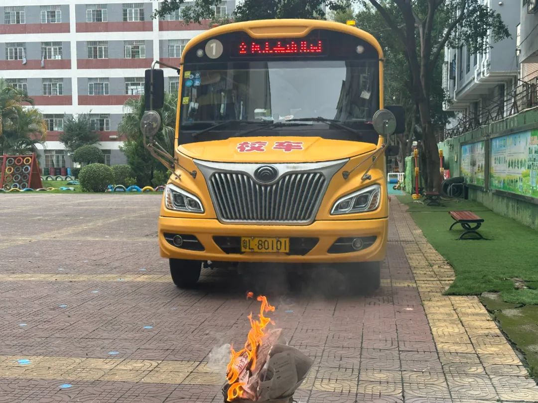 安全乘校車 平安伴我行——大嶺金色未來幼兒園校車消防應(yīng)急演練