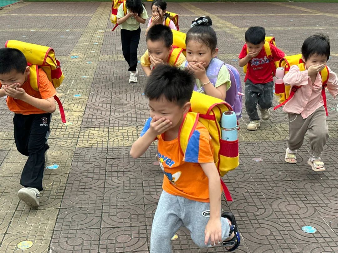 安全乘校車 平安伴我行——大嶺金色未來幼兒園校車消防應(yīng)急演練