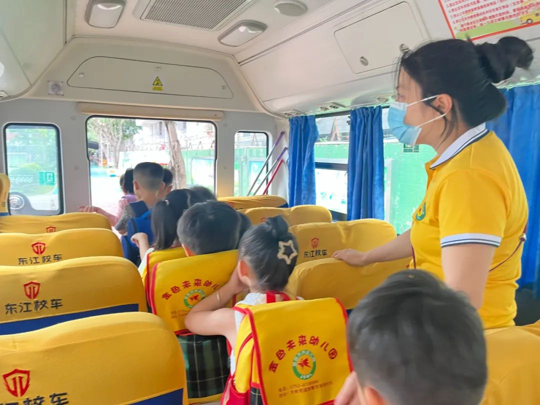 安全乘校車 平安伴我行——大嶺金色未來幼兒園校車消防應(yīng)急演練