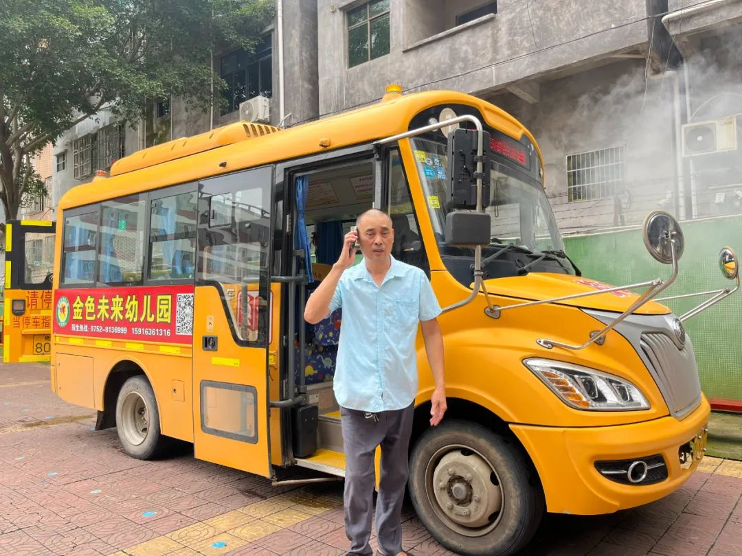 安全乘校車 平安伴我行——大嶺金色未來幼兒園校車消防應(yīng)急演練