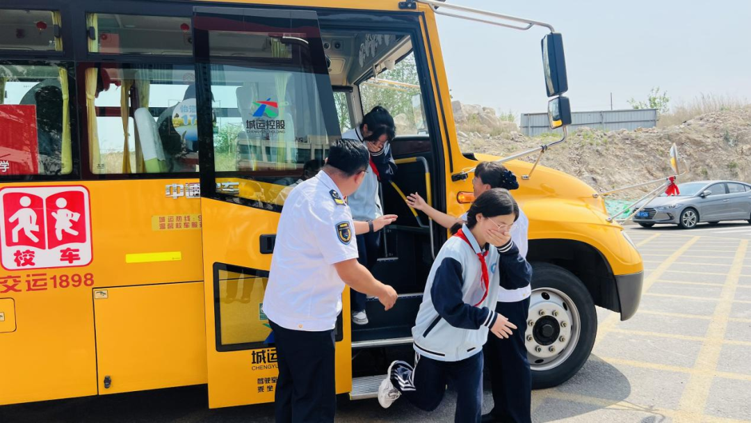 為愛護航 安全同行——怡海中學開展校車安全演練