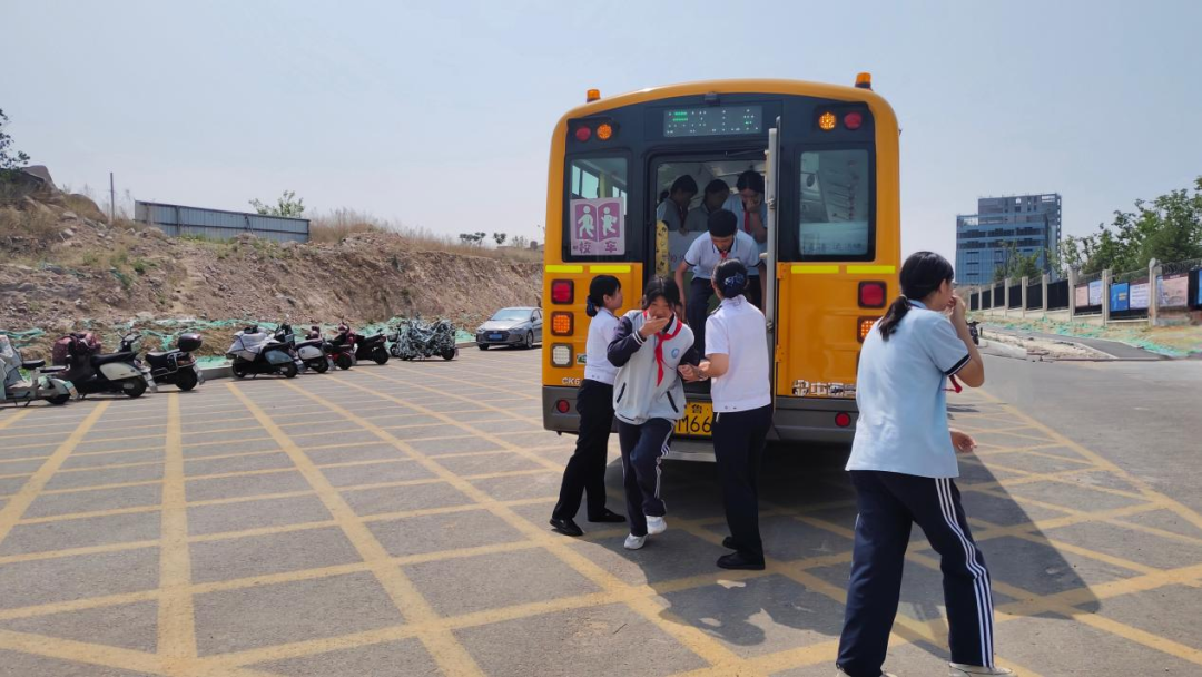 為愛護航 安全同行——怡海中學開展校車安全演練