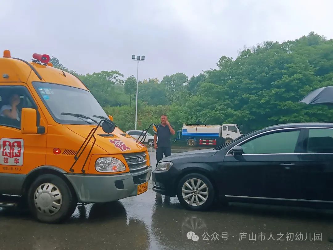 【為愛護航·平安校車】——廬山市人之初幼兒園校車安全演練