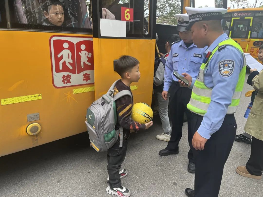 【小手拉大手】護學(xué)路上筑防線 校車檢查是關(guān)鍵