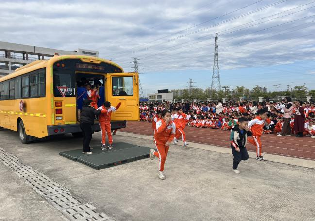 百加小學交通安全教育暨校車安全應急演練活動
