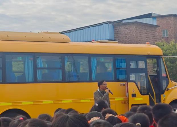 百加小學交通安全教育暨校車安全應急演練活動