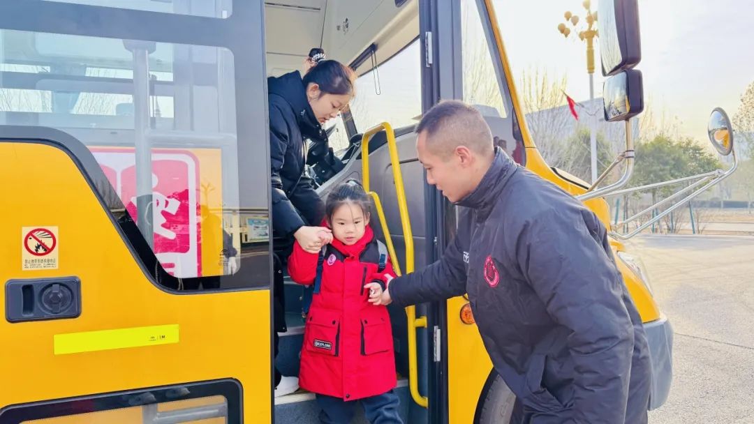 安全“童”行 快樂出發(fā)——北大新世紀幼兒園校車安全演練活動