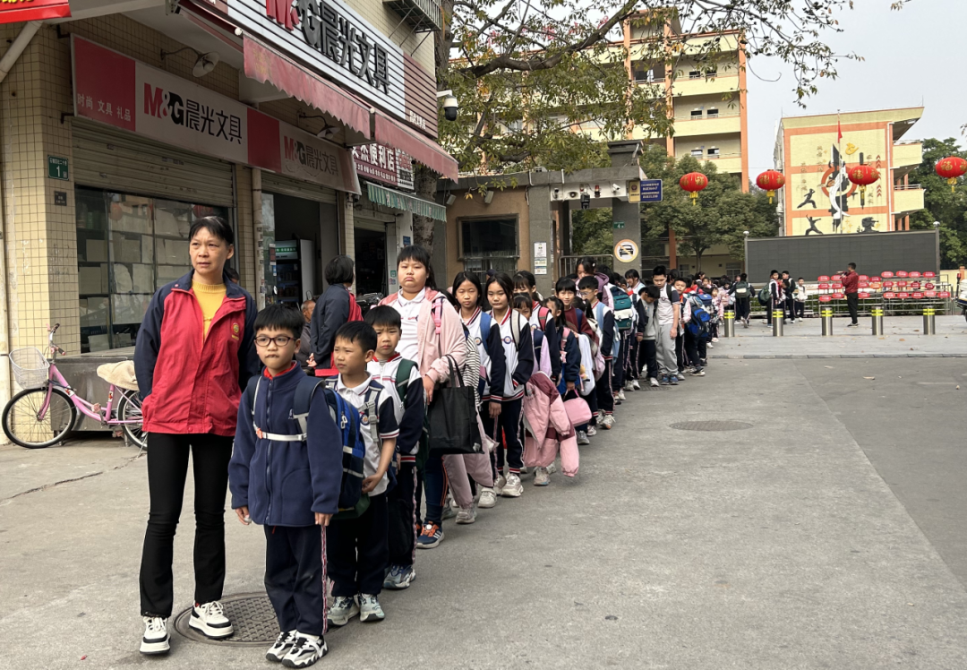 校車安全大闖關(guān)！我們都是勇敢的活力少年！——東塘小學(xué)校車安全應(yīng)急疏散演練活動