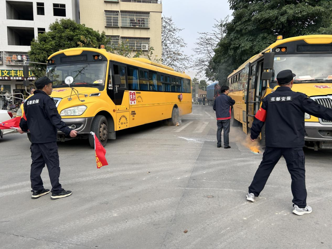 校車安全大闖關(guān)！我們都是勇敢的活力少年！——東塘小學(xué)校車安全應(yīng)急疏散演練活動