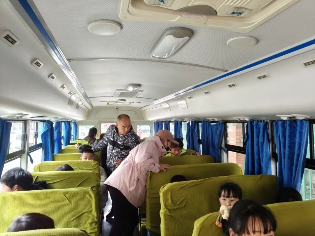 【金彩 安全】擰緊校車“安全閥” 筑牢學生“平安路”——金獅小學開展校車安全教育系列活動