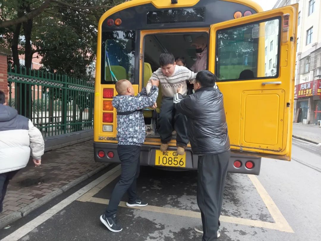 【金彩 安全】擰緊校車“安全閥” 筑牢學生“平安路”——金獅小學開展校車安全教育系列活動