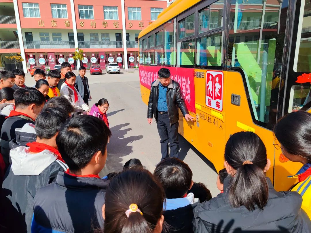 筑牢校車“防火墻”——古邵鎮中心小學校車消防應急演練