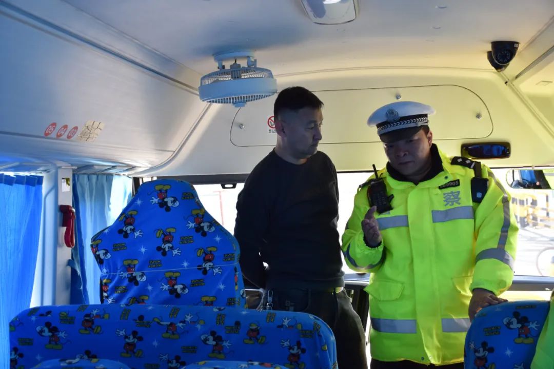 富蘊公安“把脈”校車 擰緊安全“閥門”