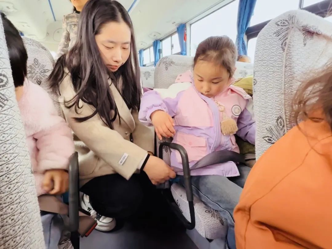 安全丨平安乘車 你我“童”行——小紀(jì)鎮(zhèn)中心幼兒園校車安全應(yīng)急疏散演練活動(dòng)