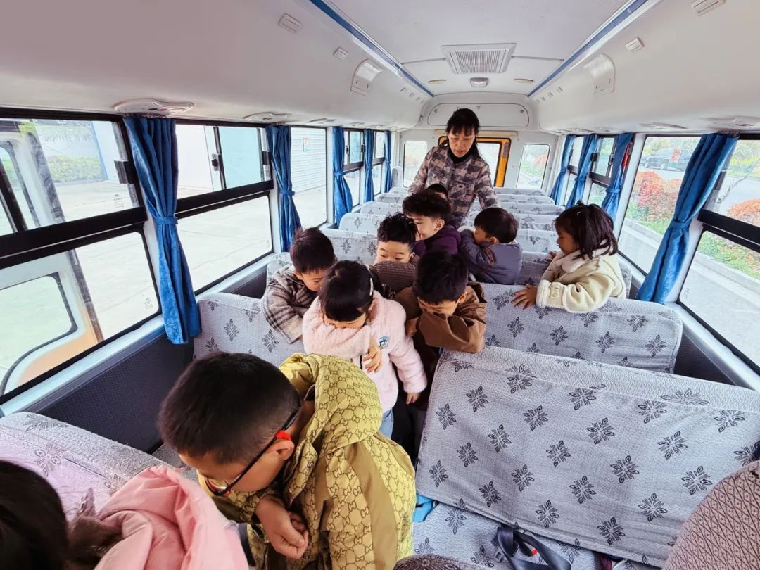 安全丨平安乘車 你我“童”行——小紀(jì)鎮(zhèn)中心幼兒園校車安全應(yīng)急疏散演練活動(dòng)