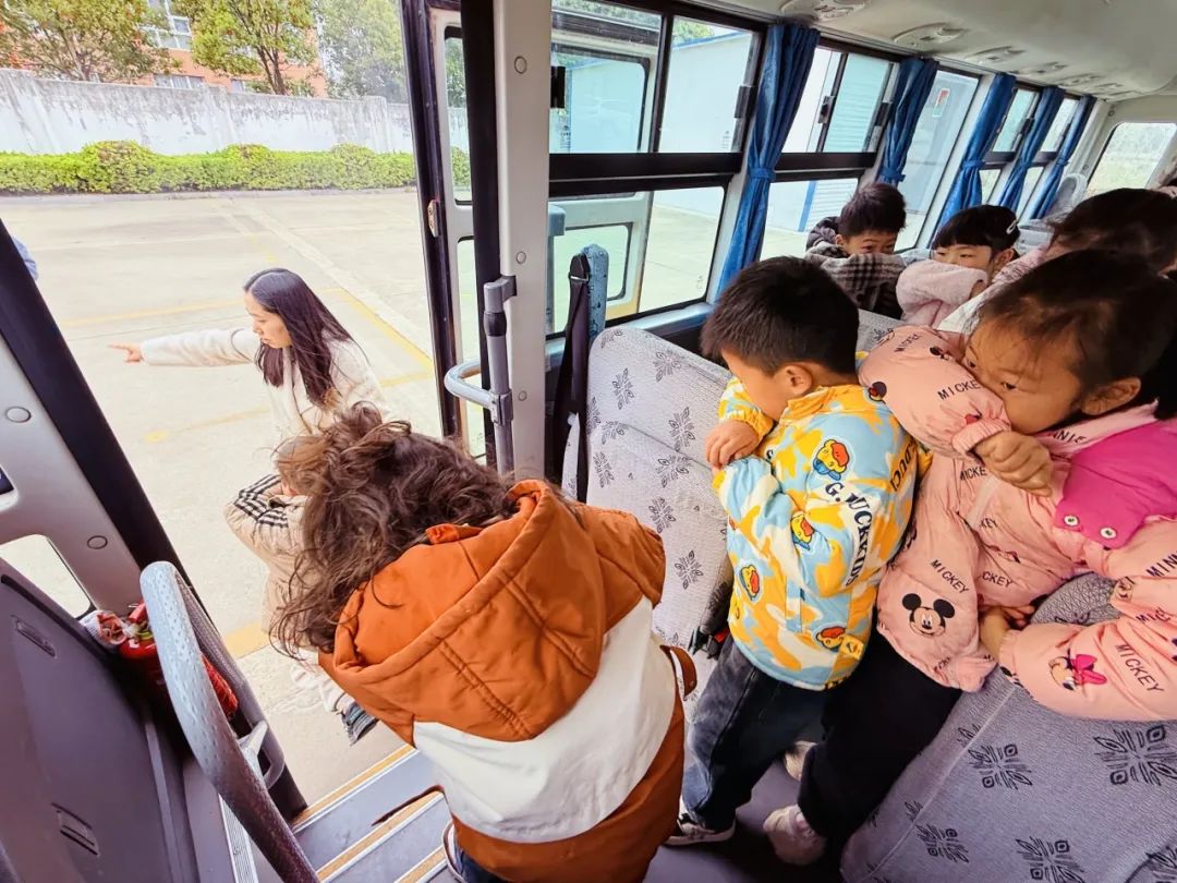 安全丨平安乘車 你我“童”行——小紀(jì)鎮(zhèn)中心幼兒園校車安全應(yīng)急疏散演練活動(dòng)