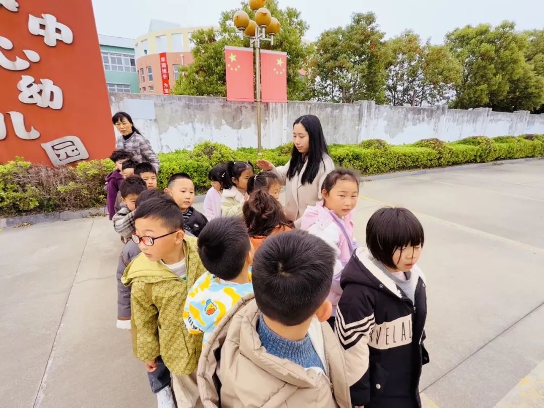 安全丨平安乘車 你我“童”行——小紀(jì)鎮(zhèn)中心幼兒園校車安全應(yīng)急疏散演練活動(dòng)
