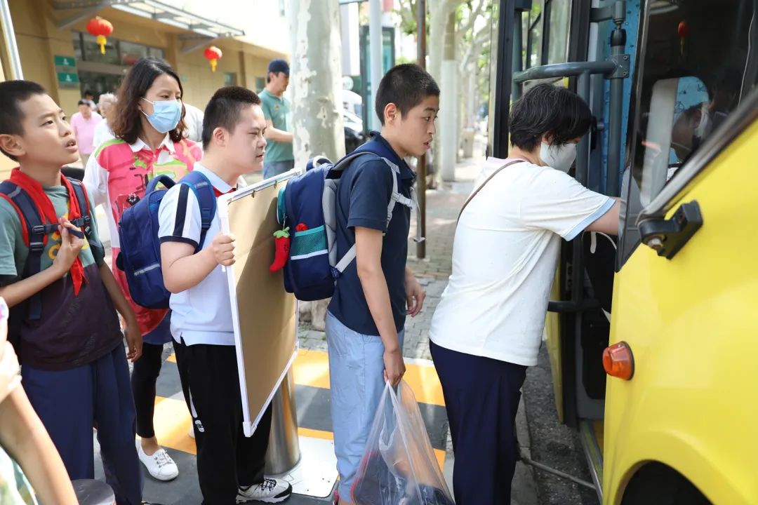 安全帶，生命帶——董李鳳美康健學校組織牢系安全帶校車演練