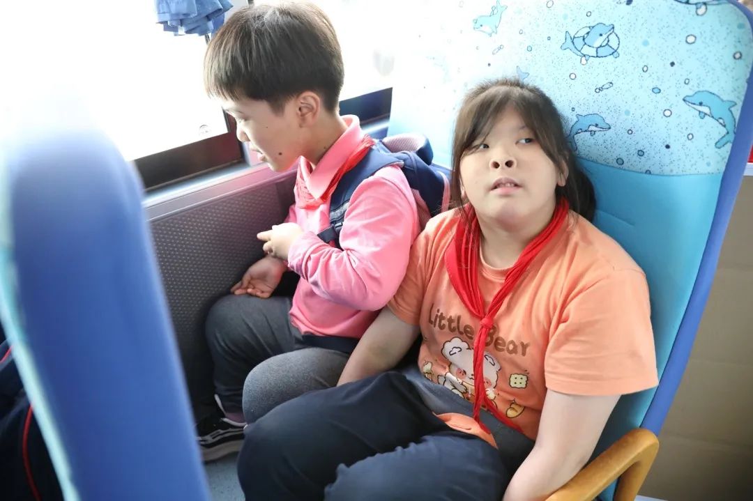 安全帶，生命帶——董李鳳美康健學校組織牢系安全帶校車演練