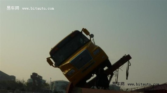 宇通進行校車側翻試驗:車體結構完好無損