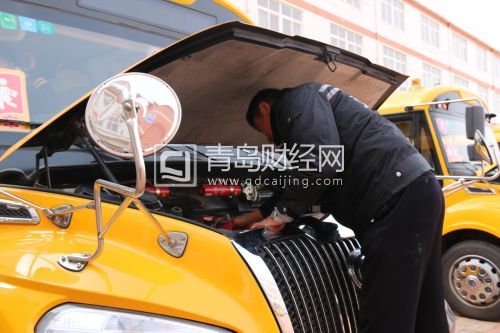 校車駕駛員擦拭發(fā)動機(jī)