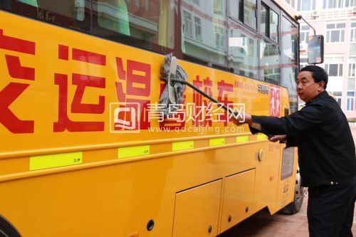 校車駕駛員正在打掃車輛衛(wèi)生