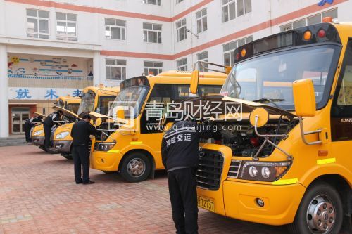 校車駕駛員集體打掃車輛衛(wèi)生