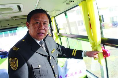 校車安裝自動(dòng)破玻器遇突發(fā)事件司機(jī)可一鍵引爆