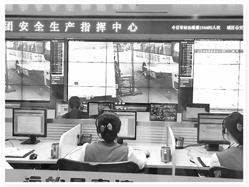 交運集團安全生產(chǎn)指揮中心可以實時監(jiān)控校車的運行情況。