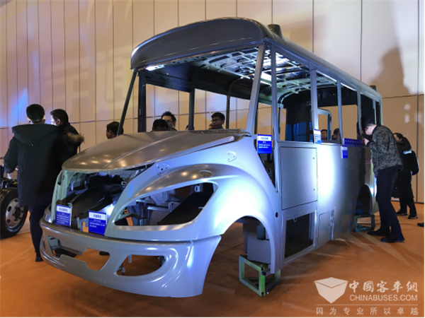 為學(xué)童撐起安全保護(hù)傘 宇通第三代校車(chē)為愛(ài)出發(fā)