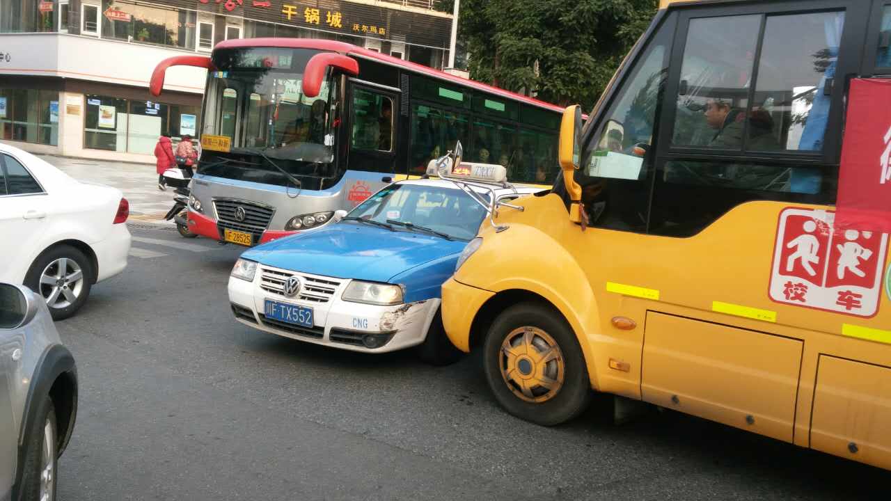 校車遇到線路擁堵，可以繞行嗎？
