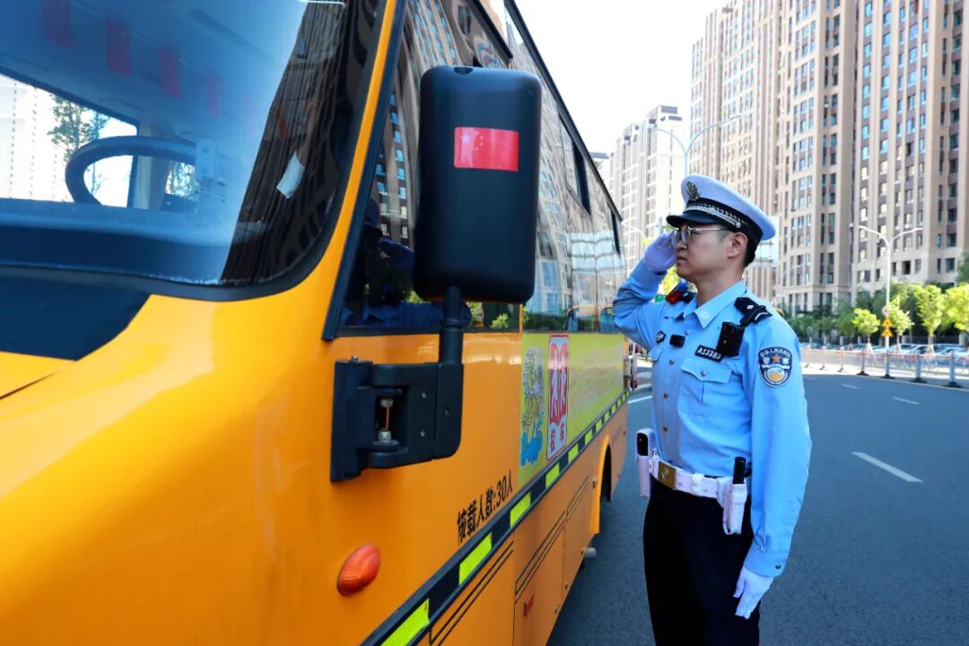 全面排查除隱患 擰緊校車“安全閥”——冰城交管部門深入開展校車安全檢查工作 圖片