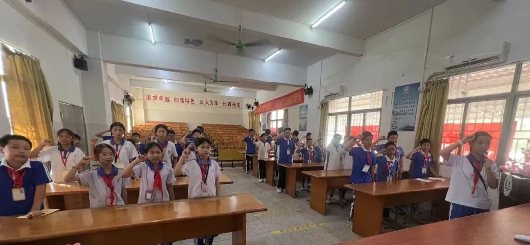 守護校車安全,共筑學生出行防線——校車學生安全培訓(xùn) 守護校車安全,共筑學生出行防線——校車學生安全培訓(xùn)