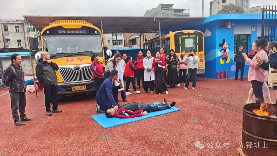 筑牢安全防線 守護(hù)童心出行——圳上鎮(zhèn)開展校車安全應(yīng)急演練 筑牢安全防線 守護(hù)童心出行——圳上鎮(zhèn)開展校車安全應(yīng)急演練